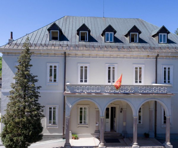 ZAPOČETI RADOVI NA REKONSTRUKCIJI/ZAMJENI FASADNE STOLARIJE NA GLAVNOM I POMOĆNOM OBJEKTU KULTURNOG DOBRA ITALIJANSKO POSLANSTVO